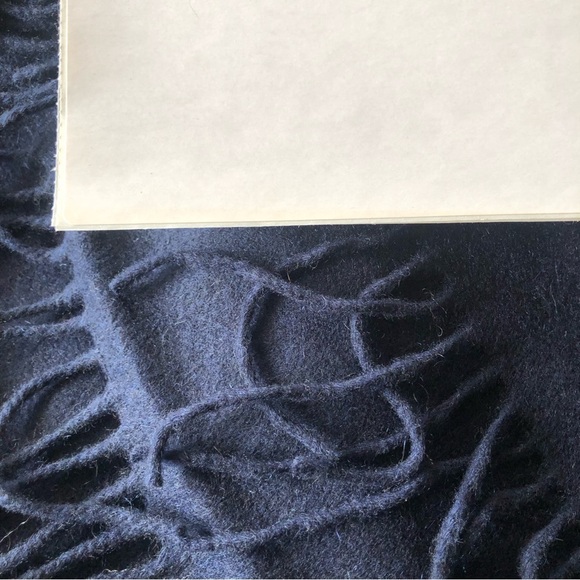 NWOT Saks Fifth Avenue 100 cashmere scarf w fringe navy blue 12x64” - Picture 4 of 6